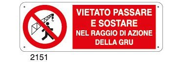 E' vietato passare e sostare nel raggio di azione della gru